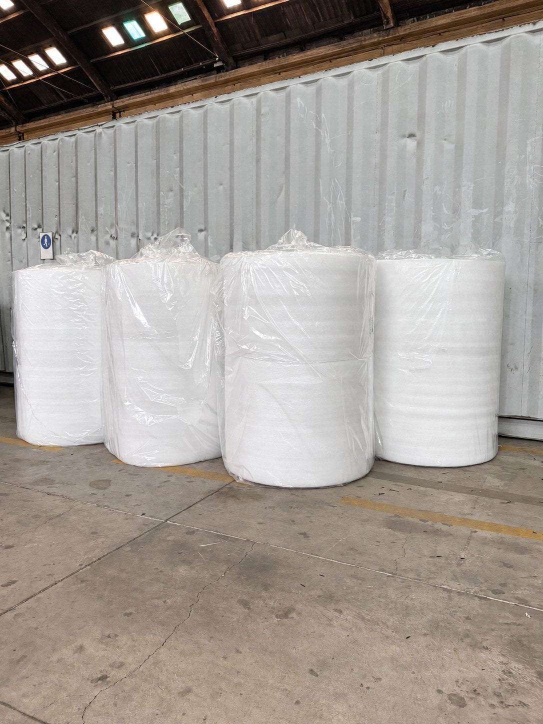Rollos blancos de espuma de polietileno EPE en bodega